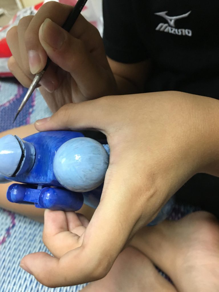 モノアイ部分をアクリル白→ガンダムマーカーピンク、乾燥後エナメル黒でモノアイ周りを。
はみ出たところをエナメル溶剤で拭き取ってあげたら表にまとめたとおりの結果にセガレも満足^ ^