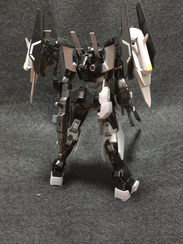 バックパックには電子戦装備冷却用の放熱フィンを増設。腰部に増設した武装ラックには近距離戦用装備を懸架