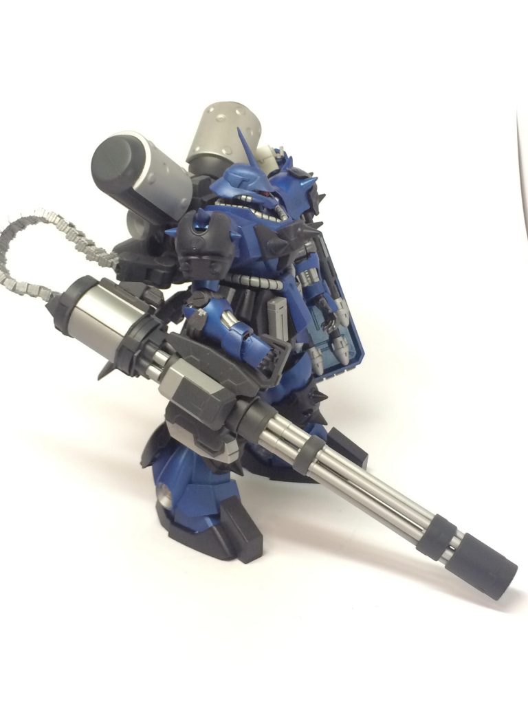 装備は超大型機関砲『ギガントガトリング』とシールドに仕込んだシュツルム・ファウスト