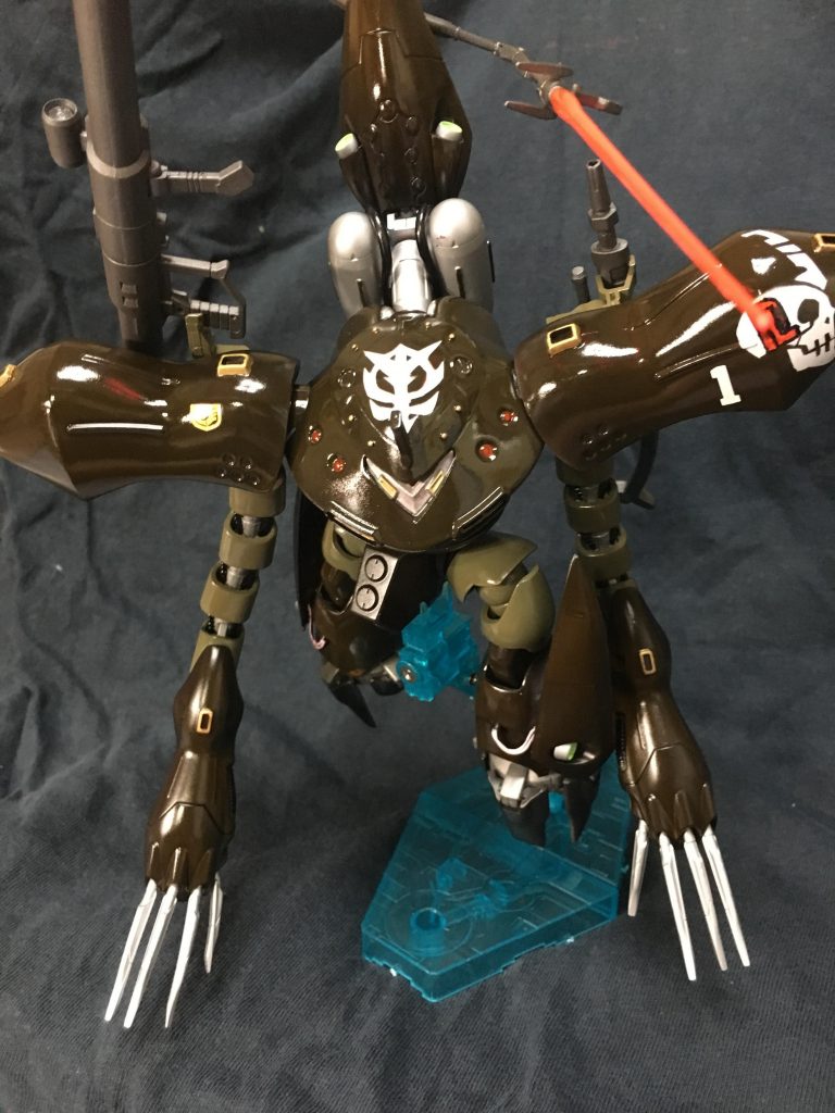 ジオンエンブレムとリビングデッドマークはマスキングで…ちょっと雑ですね!