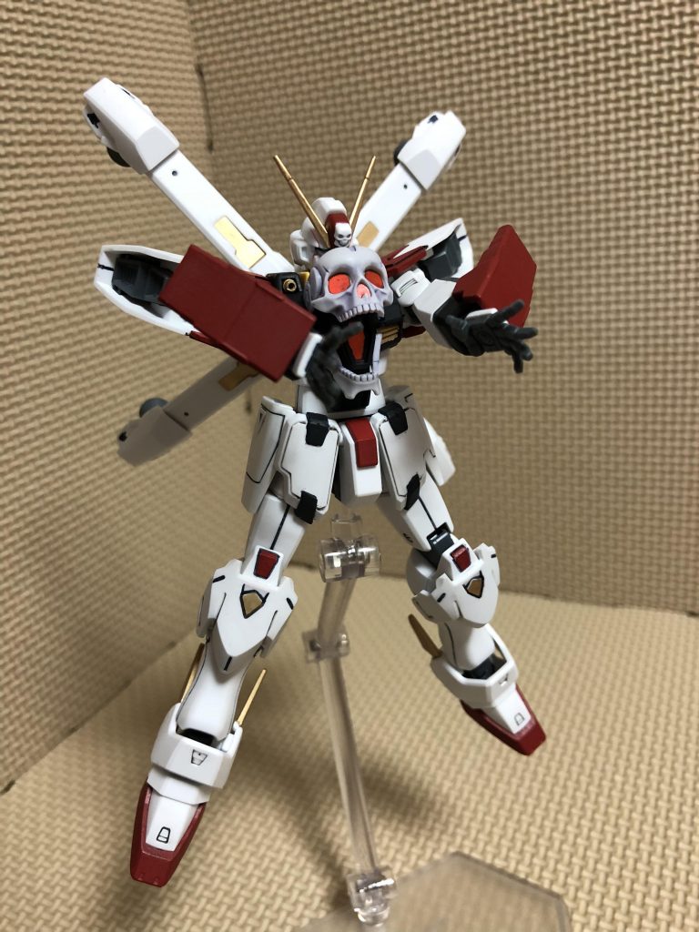 胸のドクロの中にIフィールドバスターを搭載。腕のIフィールド発生装置による制御で射線を自在に変えることが可能。