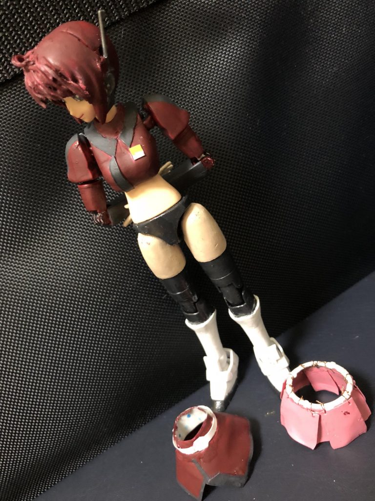 ozy「次に制服の下部だな。これはなかなかに大変だった。先ずは厚紙で大まかな形を作り被せる。大体の大きさが決まったら取り外し、0.3mmプラ板で同じ大きさに切り出す。さらにプラ板を巻いて形を整え合わせ目を接着。最後にチャッカマンで炙って布感を出すという具合だ。ベルトも作った。もちろん脱着可能だ。」
ディアッカ「グウウッレイットオ！！いやったぜええ！」
ルナマリア「ぎゃー！！(;ﾟДﾟi|!)」
ozy「コレがいわゆるブルマリアというらしいな。」
ルナマリア「もう！！あったまきた！！」
ozy「いくら叫ぼうが今更！ これが定めさ！しかし、肌色の形成色を再現出来なかったのが悔やまれる...。次回の課題だな。」