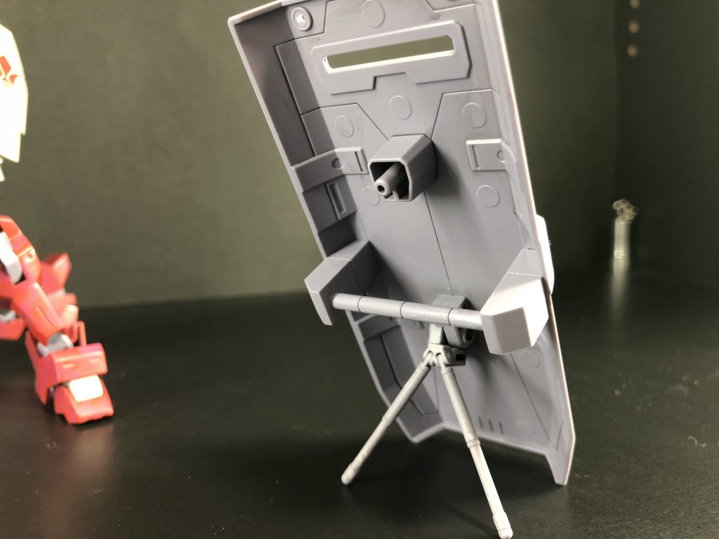 盾の裏はこんな感じでジャンクパーツを使って立たせています。