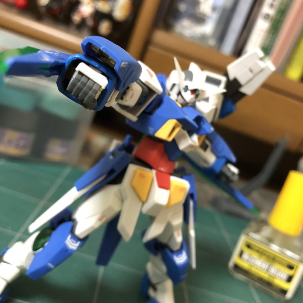 ・*ビームショット*
アームカバー内部に備える。

腕を前方に突き出す動作をトリガーとしその動きに連動して発射する。

また、アームカバー自体にビームコーティングを施している為多少のビーム攻撃であれば防ぐことが可能。