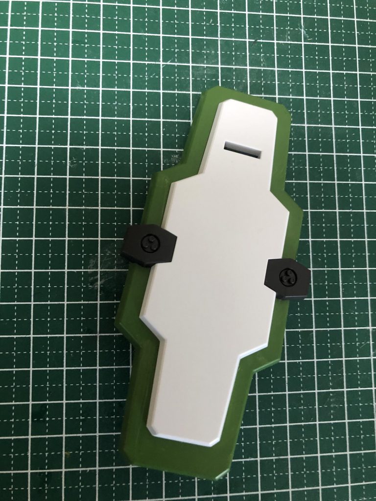 配色だが基本緑で一部、オレンジと黄色です。