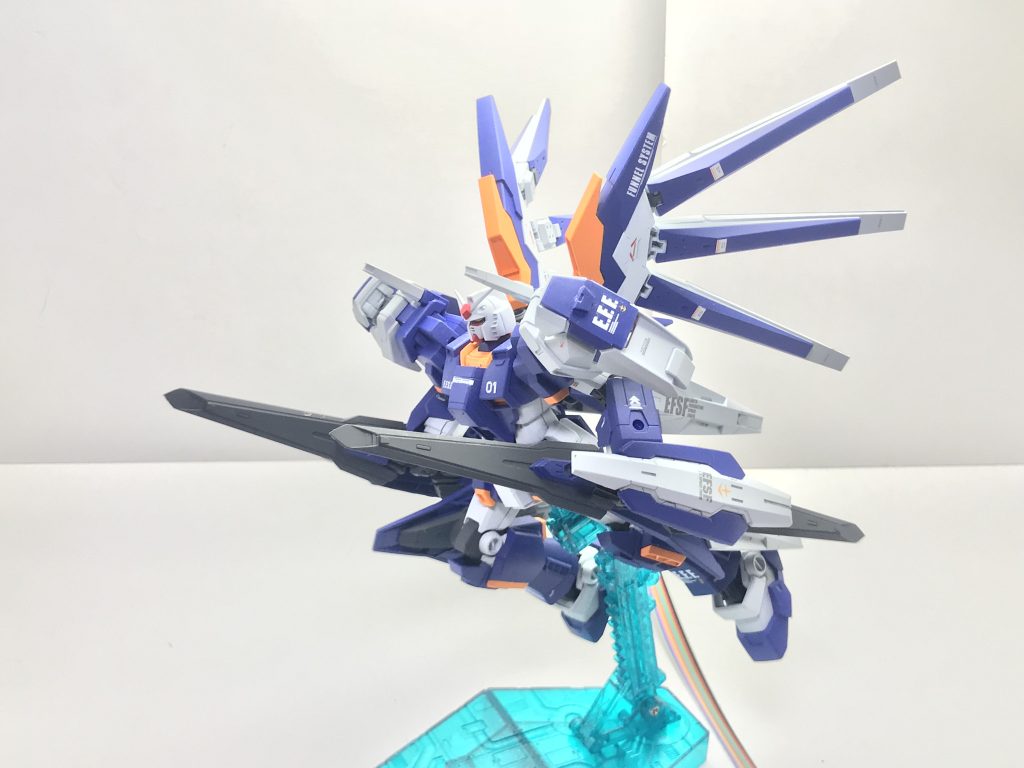 しかし、アヴァラングモードのスピードはそのまま弱点ともなりうるものであり、一つの操作ミスさえ命取りとなりかねない。それでも「敢えて行くものが勝つ」というダイバーの信念の元、大規模フォース戦に投入された本機は少なからずダメージを負いながらも強引に機雷原を突破、迎撃の弾幕砲火を掻い潜って目標への到達を達成し、フォースの勝利に貢献したのである。


長々と失礼しました。昔HJで見たアヴァランチエクシアとガンダムのミキシングをアヴァラングダッシュっぽい要素を加えて自分でもやってみようとしたものです。