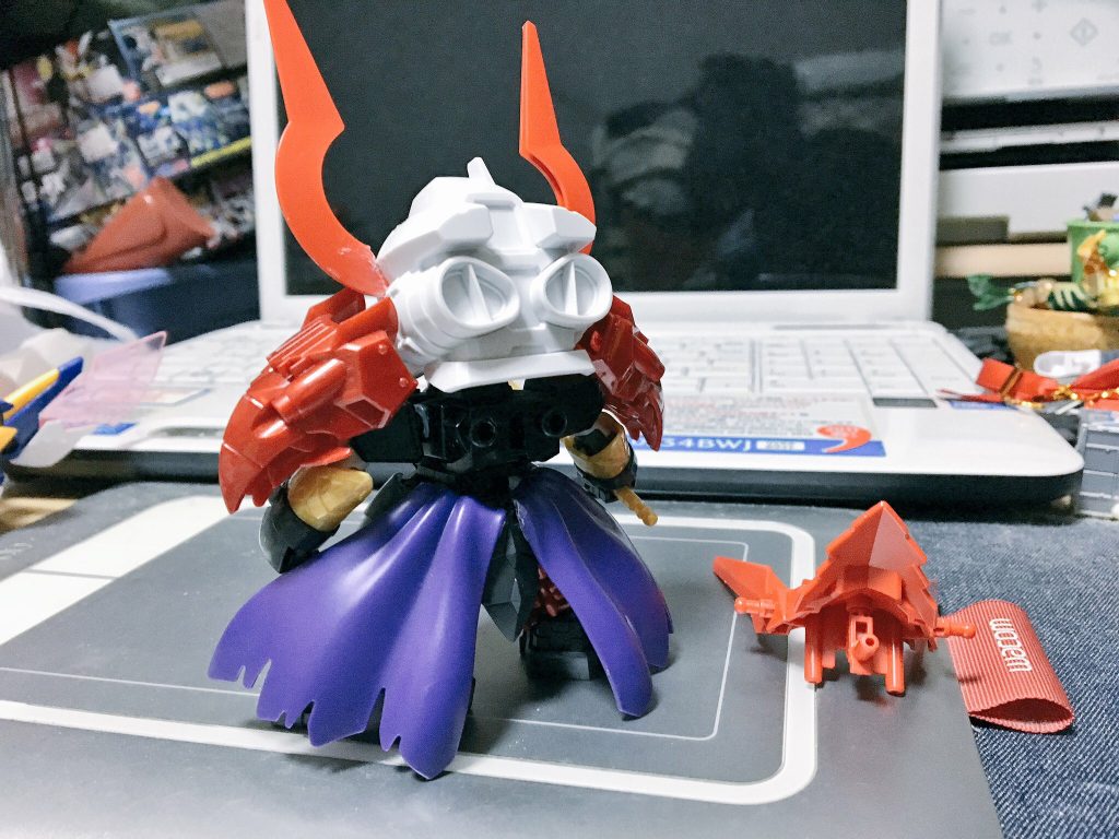 背面。マントは騎士ユニコーンから。