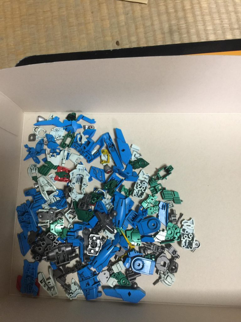 ユニコーンガンダムの スミ入れを 終えた
工程です。