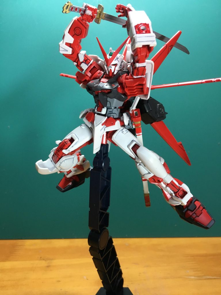 　ありとあらゆるポーズが取れます。設定では、フレームの可動範囲は人体のレベルに匹敵するとされていますが、本当に良く動きますね。

　ライフルとバックパック、鞘は合わせ目を消しました。バックパックは下部スラスターの赤いパーツを後ハメ加工しました。