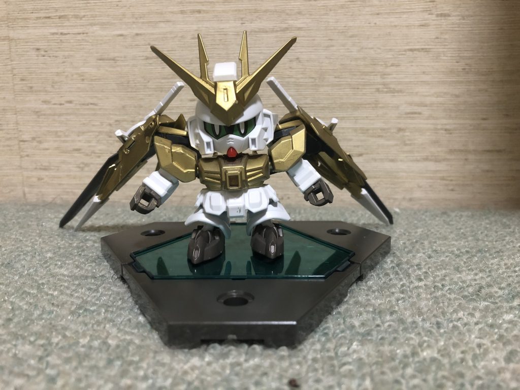 まずこのガンプラはフォース「シャノワール・ネオ」のリーダー、ヒロがショックガンダムを個人戦用に改修したらという設定で作りました。またその改造にはビルドダイバーズのメンバーも関わっている設定