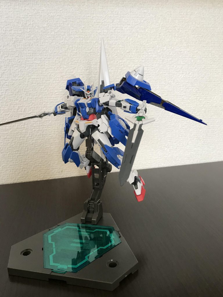 近距離戦になるとブラスターを破棄してソードに変更。
これによって腕の可動域が広がり戦いやすくなります。