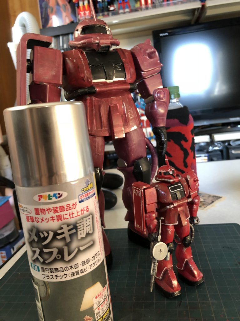 随分前に無塗装で作った物をパソコンでシール作ってしばらく飾ってたんですが、今回思い切って全塗装しました。
 
なんか取り憑かれたようにミイラみたいにシール貼りまくって銀塗装。(アサヒペンのメッキ調スプレー使用)
 
その後通常塗装してからヘラでカリカリ削り取ってます。
 
こりゃ楽しい♪
 
以上シャアザクでした☆