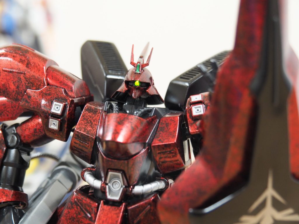 頭部にLED、胴体に電池ボックスを詰め込んでモノアイが光るようになってます