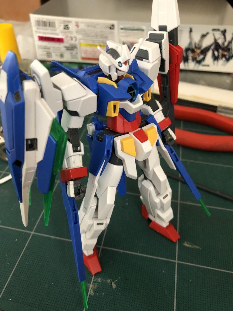 超初期案
この後色々組み替えてたら右肩の3mm凸が折れた。
真鍮線入れて接着もしてみたけど着脱に耐えられそうになかったのでやすりで整えて丸ノズルパーツを接着へ。