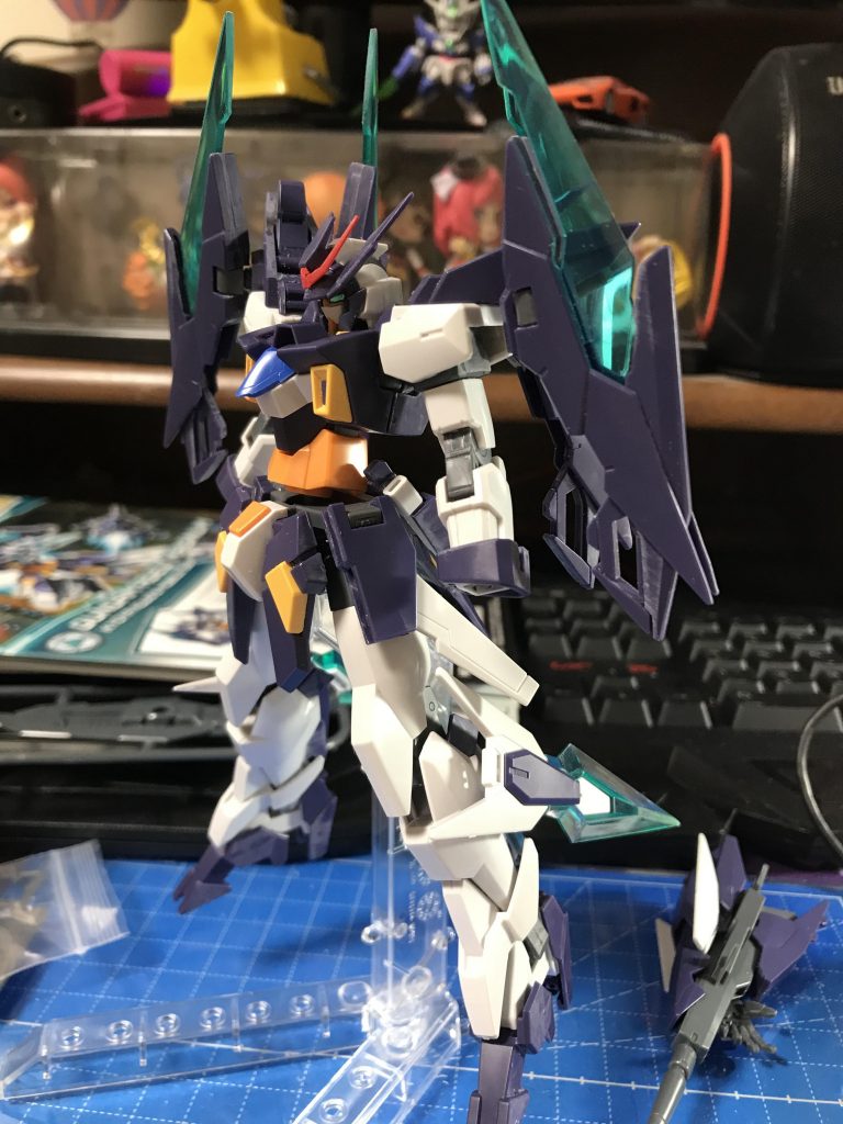 Fファンネルをシャープに。
本来のシールドは足にマウントできるようにしてあります。
頭にはHGサザビーのアンテナを取り付けてます。