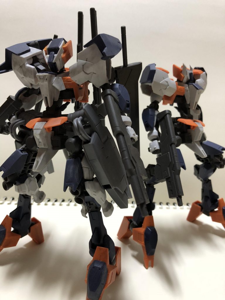 最後にゼラニウムとの1枚です。
ゼラニウムはラナンキュラスの部隊の隊長機なのですが、久しぶりに出してみるとパーツが取れていたので、現在修復中です。
ゼラニウムは修復が終わったら紹介しようと思っています。
ここまで見ていただき、ありがとうございました!