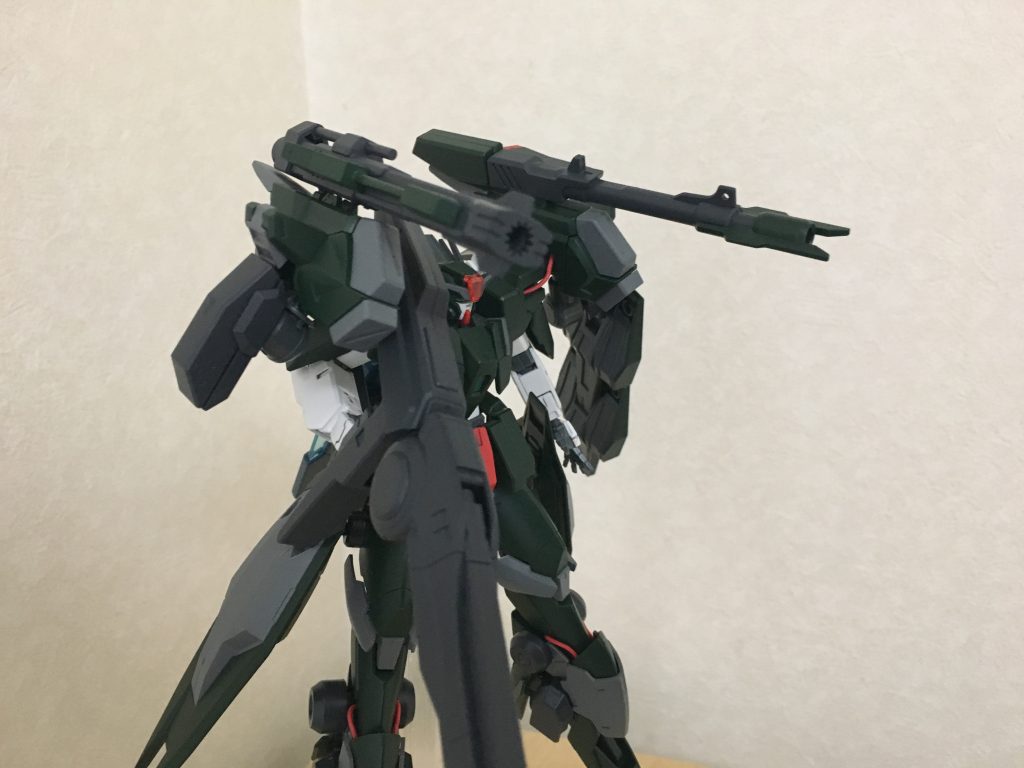 両肩には推進力増強と砲門の追加を目的としたユニットが装備され、正面への攻撃に特化している