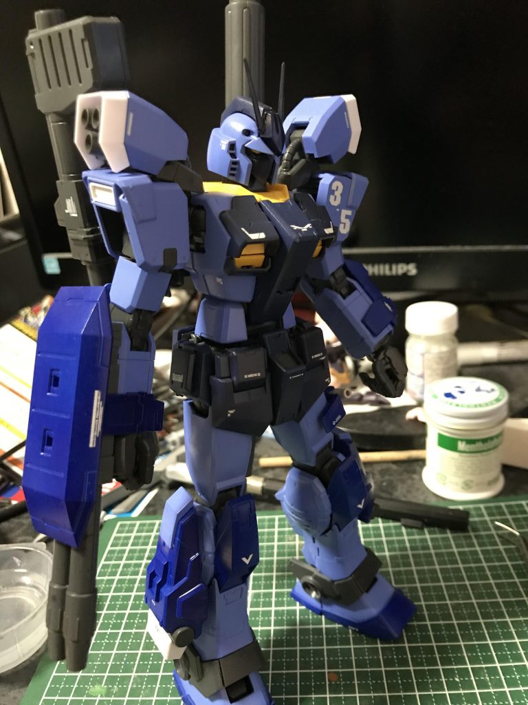 ジムドミナンスの青かったパーツはロッソブルーで塗装しています