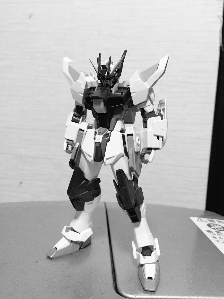 ここからは製作編です。きっかけはストライクにミキシングして何か作ろう！ということで、まずは本体をミキシングしました。量産型フリーダムの設定をこの時点で考えていたので、(アメイジング)ストライクフリーダム成分が多いです。後に、への字スリットが気に入らなかったので、ストライクEのガンダムフェイスを採用することにしました。  