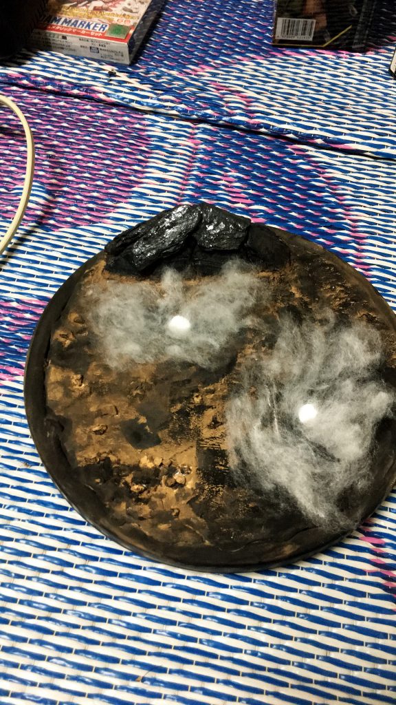 岩を筆塗り、地盤は粘土の上にウェザリングペーストを
さらに黒を窪み部分に塗装
この後エアブラシとウェザリングマスターで仕上げました。