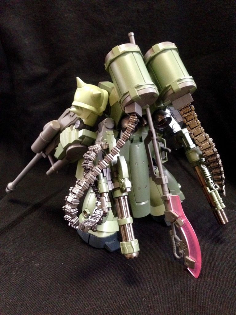 背面。
コトブキヤのベルトリンクを増設し、ビルダーズパーツのガトリング砲2種を搭載しています。
ガトリング砲のセンサーもクリアパーツにしています。