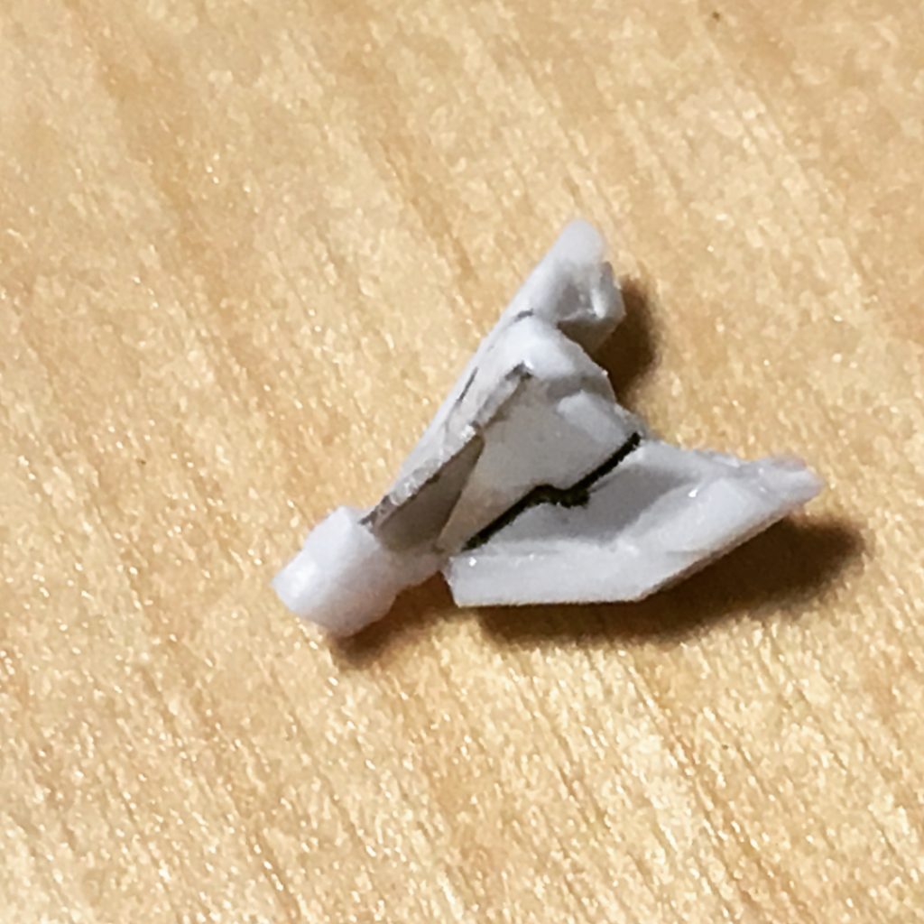 顔面はいつぞやのつや消しかぶり起こした哀しいHGUCリバイブZさんのフェイスを元に、プラ板貼ったり削ったりでなんかそれっぽいものに。むずい!スクラッチとかする人はなんでしょうね、何が見えてるんですかね、すげーなぁほんと。