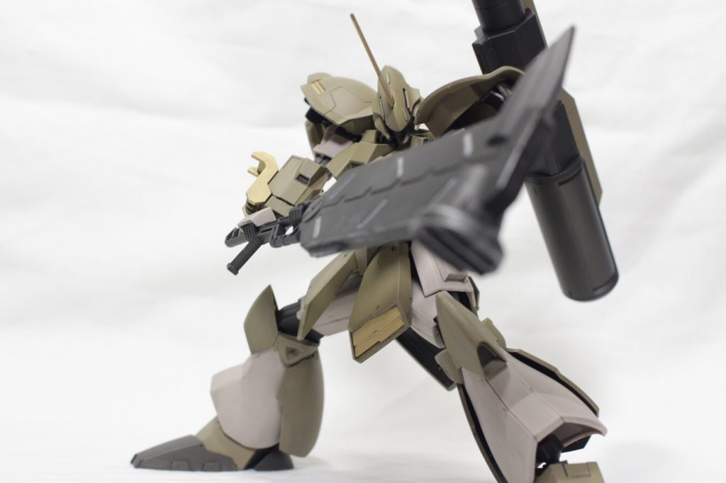 ハンマープライヤー構え。足首と首の可動範囲を大幅に広げているのでどっしりと構え、顎を引くことが可能に！