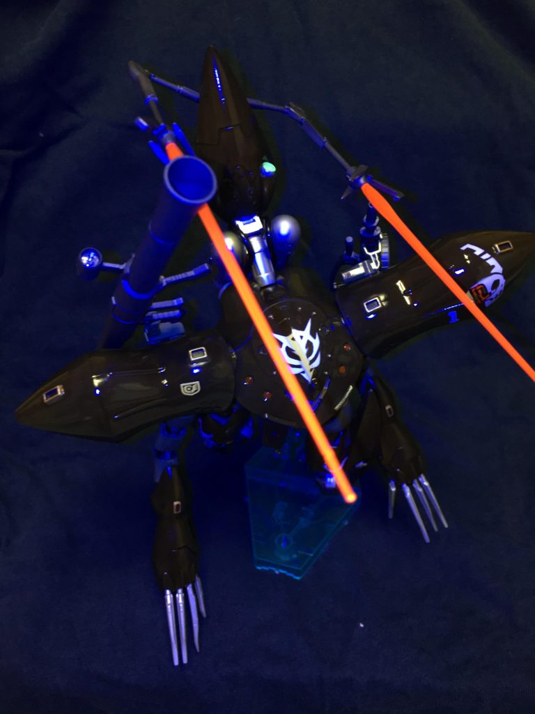 ブラックライトでビームサーベルも発光するよ!