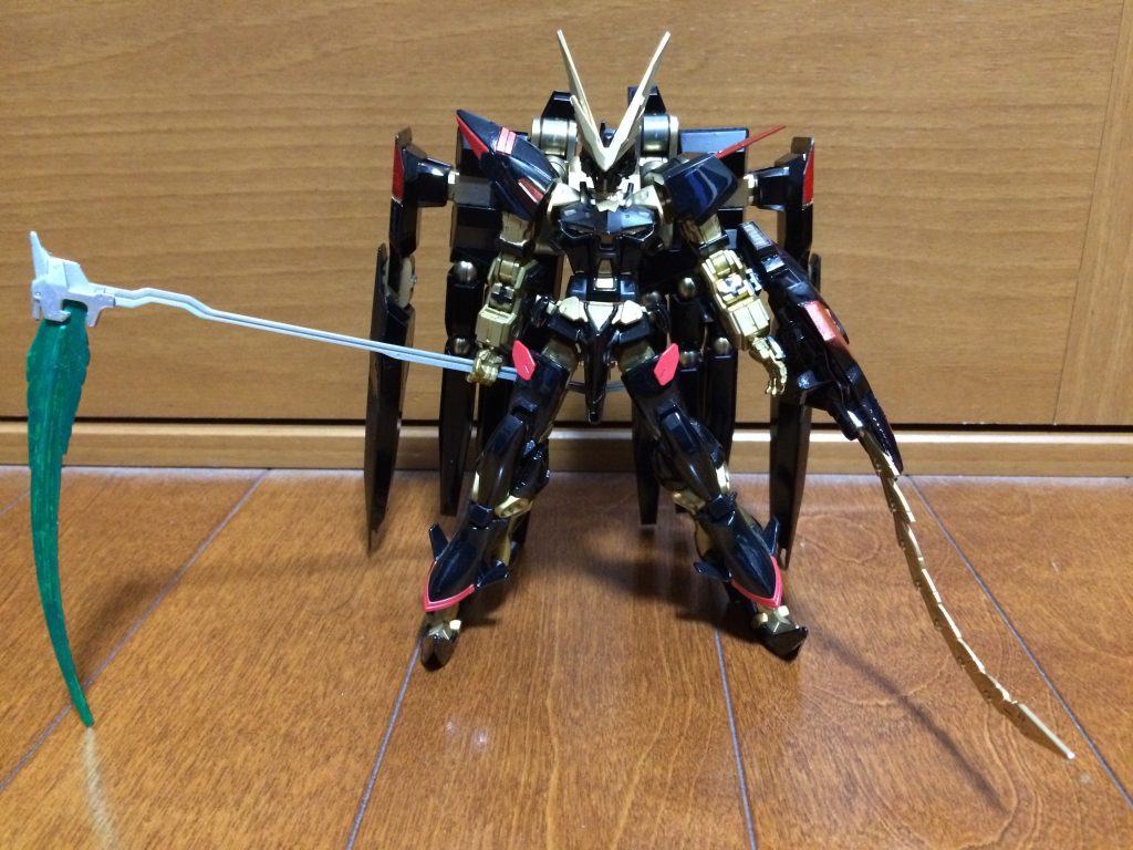 ベースはゴールドフレームを使用しデスサイズの鎌とトールギスⅢのシールドを使用。
右肩をブリッツの物に変更してミラージュコロイドを数秒使える設定です。