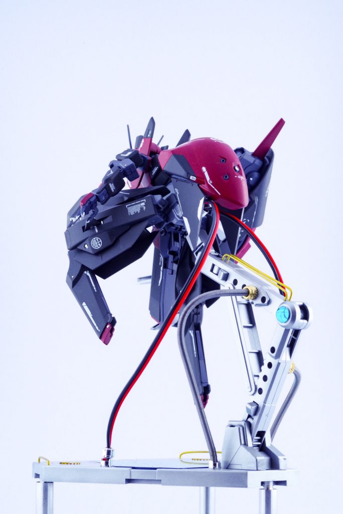 後ろのユニットから二本のコードを生やしてます
あまりうるさくならないように台座との繋がりは少なくしています