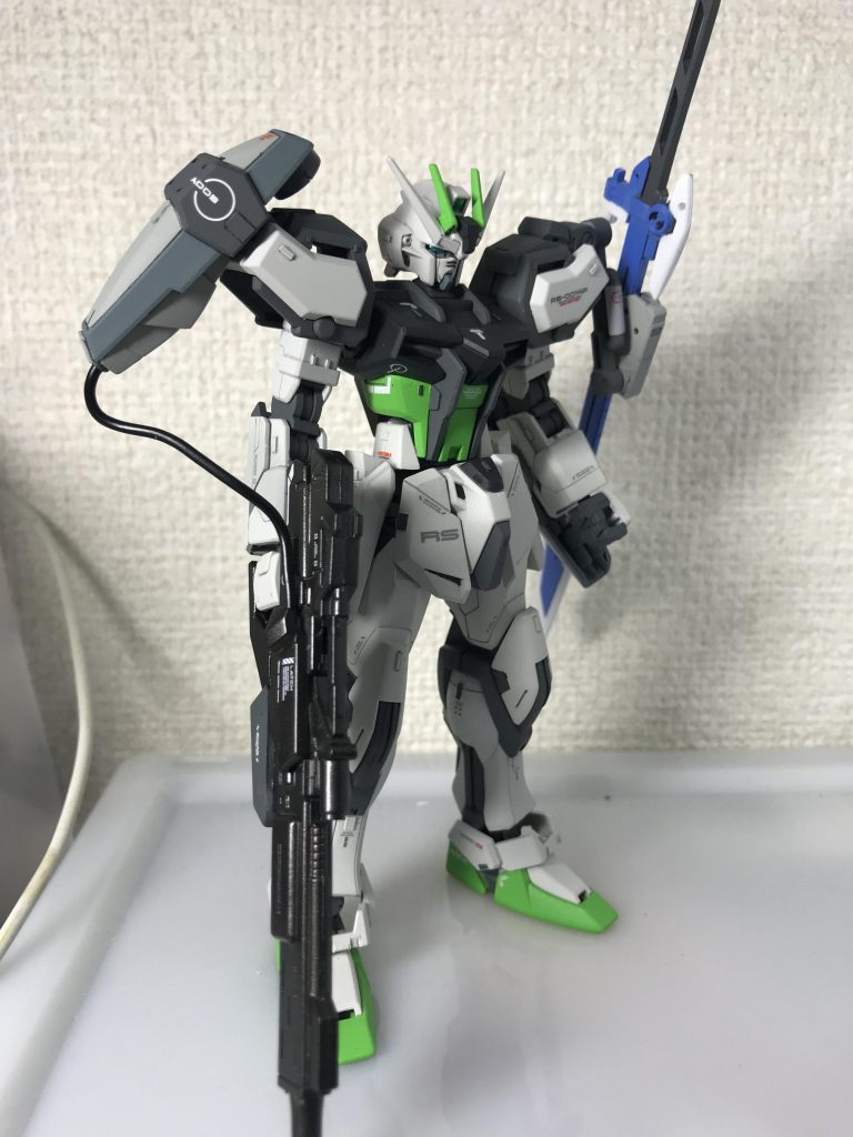 ストライク単体と追加装備一式です。
ネオGM磁石を使っているので、あとからホイホイ追加装備作れます。
ライフル用の補助バッテリーは、AGE−3オービタルやゲルググイェーガーのパーツを使ってます。