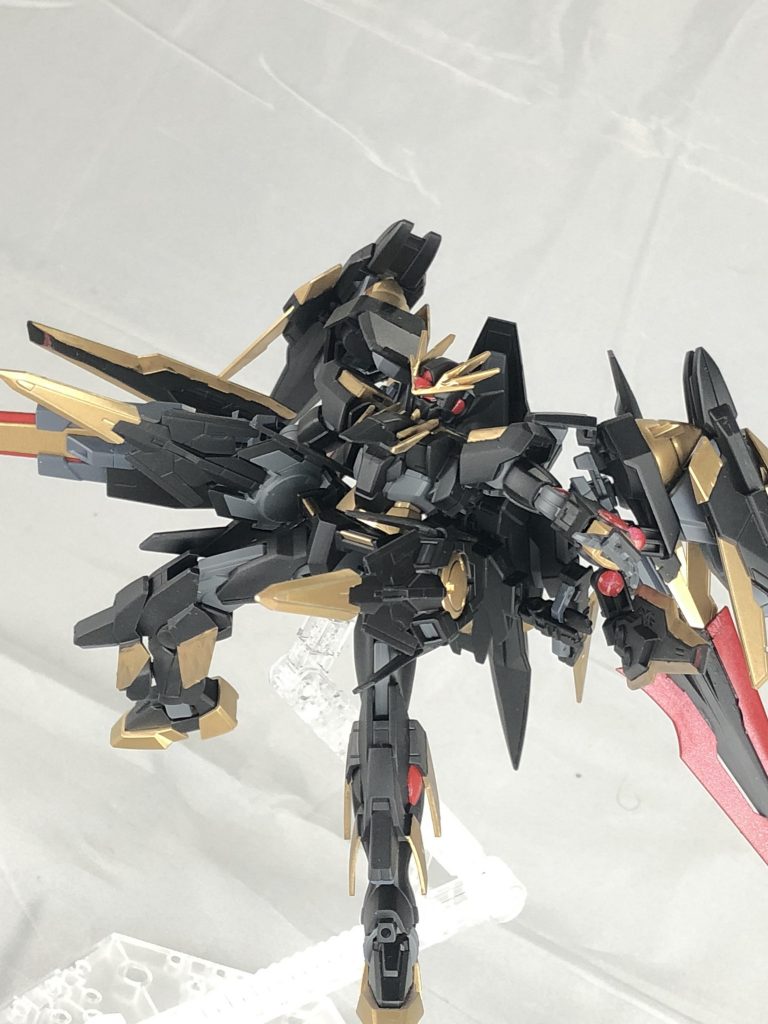 一斉射撃。肩のバインダーの向きを変えずに射撃することが可能で、機動力を損なわないようにしました。