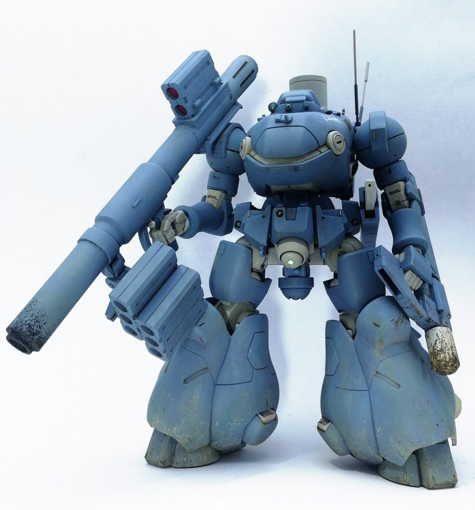 設定的なアレ
グリモレイル系統を西側と呼ぶ場合の東側の2.5世代機。
基本設計は第二世代機に属するが光学式アクティブ防御ユニットを始めとする近代化改設計が行われており性能が向上している。
画像の個体は少ないながらも存在する傭兵による個人所有の機体。
WTの装甲を貫徹可能な射撃兵器は正規軍でも虎の子として運用せざるを得ない劣悪な経済性を誇り、傭兵をはじめとする武装組織にはそもそもに正規ルートでは販売すらされない。
右手のロケット砲はあくまでも運が良ければ中の搭乗者を撃破出来る程度の牽制用であり真に武器と呼ぶべきは左手の振動波ハンマー。
これも装甲を貫けるわけではないが鼻垂れる振動波が直接搭乗者や内装を揺さぶり機能不全を引き起こす近接用打撃兵器である。
大陸北部、ラーダ民会連邦国家群の国土は大半が凍土と草原で占められた平原地帯にあり
WTも山岳地帯を始めとする不整地での踏破性よりも平原での走破性を重視される傾向にある。
本機の脚部は作動肢を持つホバーユニットであり密林や岩石帯を移動するには大きく、他機種にアドバンテージを譲ると言わざるを得ないが平地での機動、運動性能において同世代の機体群に一歩先んじた性能を有すると言える。
また、この機動特性はWTの主戦場においても一つ大きなアドバンテージを示した。
都市での機動戦において一定の条件下では明らかな有利を得たのである。
フォグブルー
北部草原地帯は年間を通して低温、高湿度の地域でありおよそ常に距離が離れれば離れるほど急激に風景は青くなってゆく。
本機の塗装はそんな環境に対応した薄霧の迷彩色として機能する。
大雑把に言うとソビエトに相当する陣営の機体です。