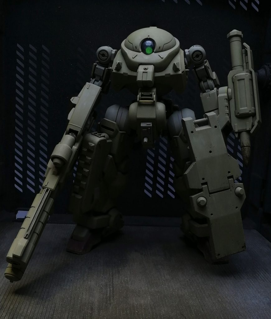 カメラアイには蓄光シールを貼り込んでいるので光を蓄め込めば自力で光ります。