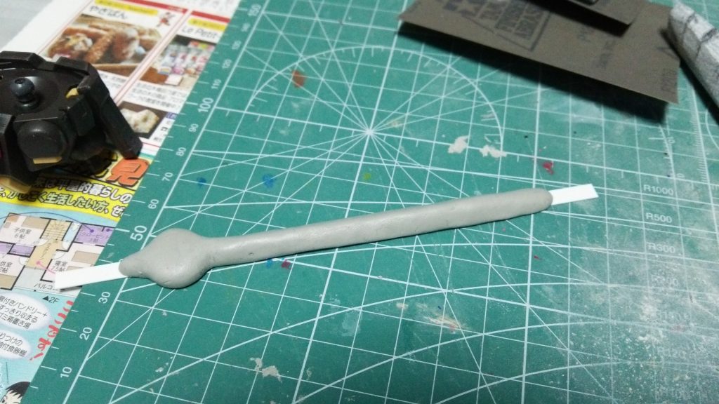 腰の謎パーツです。プラシートを台紙にパテ盛り。