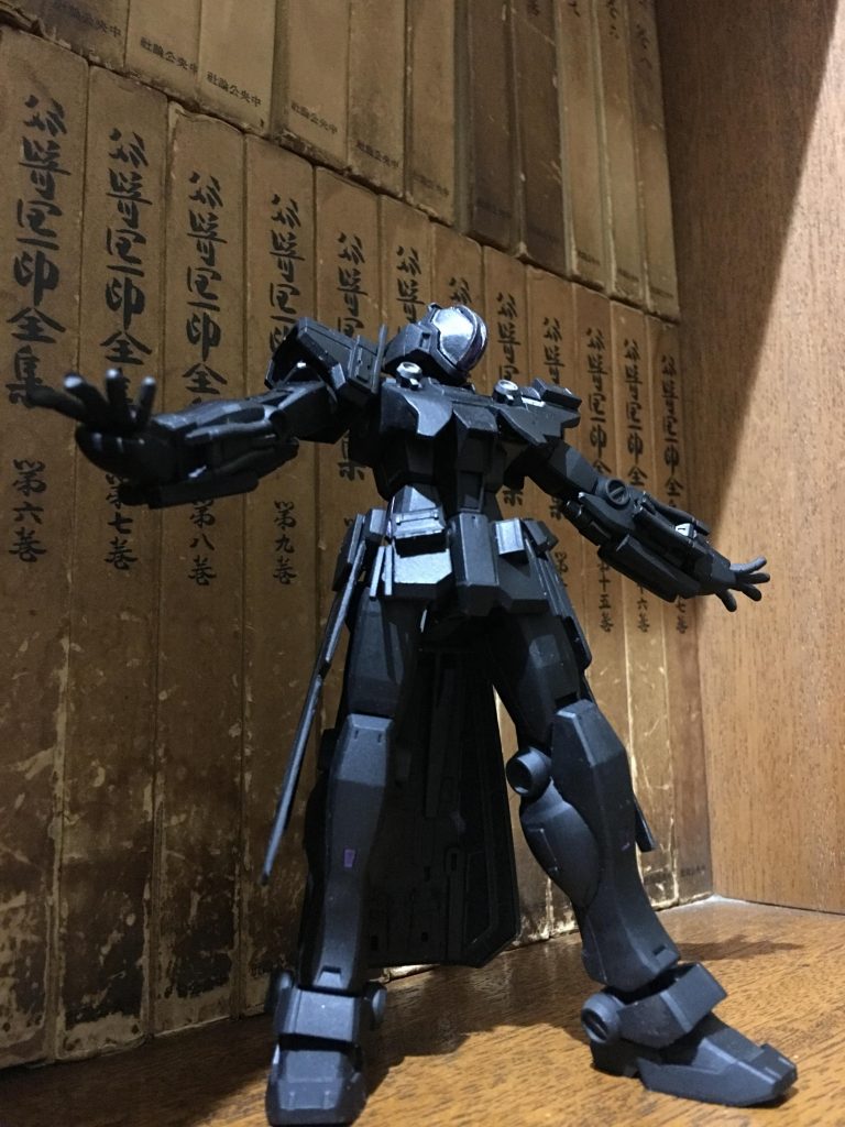 基本戦闘行動はジャブロー内で行うので視認されづらい機体色と狭いところでも取り回しの良い腕部一体型のマルチウェポンを装備