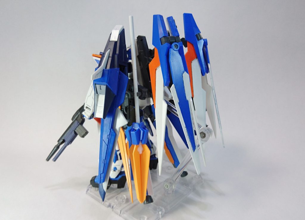 バックショットです。
ブルーフレームがほとんど見えません。マント型装甲のせいもありますが、武装のせいもあります。