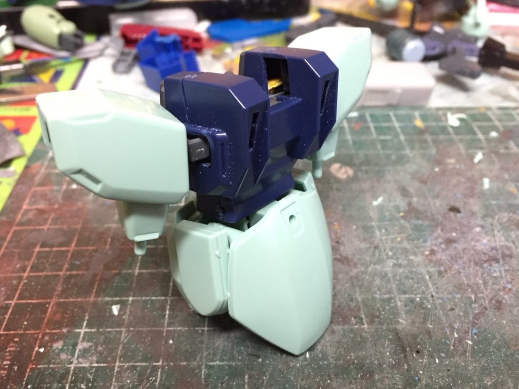ここからは製作過程。
キットそのままですとロングライフルを両手持ち出来なかったので、HGザクの肩関節を移植。少しですが引き出せるようになりました。
