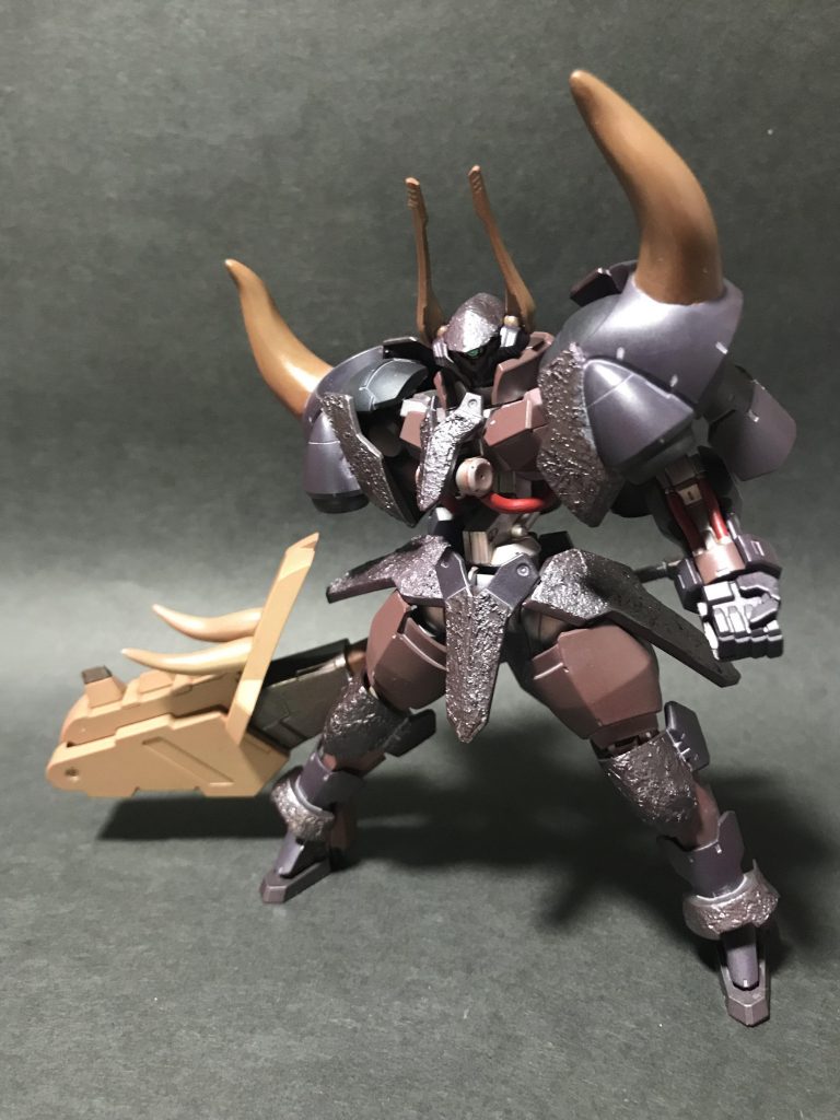 ハンマー持って。武器はバルバトスから流用しました。塗料は調色の余り物を使ってます。この武器似合うなぁーしかし。