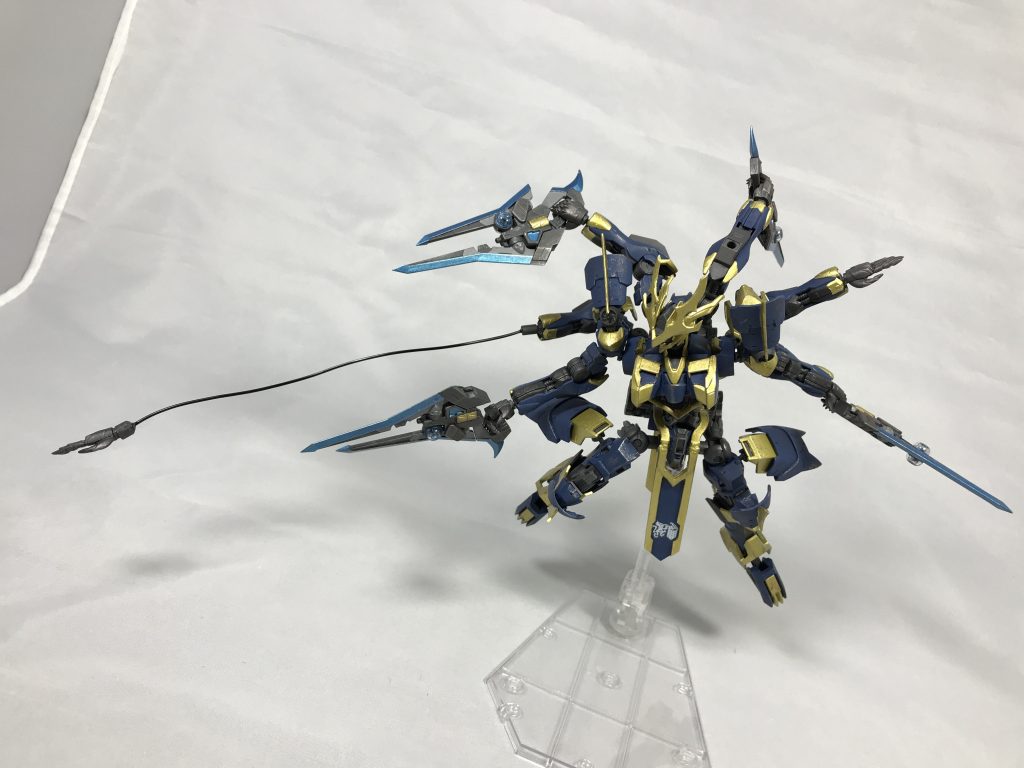 ## [非生体ユニット型擬似阿頼耶識システム Aile(エル)]
本機にはAileと呼ばれる補助演算装置が搭載されている。
阿頼耶識システムType Eを発展させたもので、生体ユニットを用いず、機械的に阿頼耶識システムの負荷を軽減しようとしたもの。
パイロットの活動電位を読み取る機能を持たせた専用のパイロットスーツとAileシステムを接続することでパイロットが「機体をどう動かしたいか」をAileシステムが読み取り、機体を操作する。というもので、パイロットへの生体改造や、機体との直接接続を廃したうえで、阿頼耶識システムに近い直感的な機体操作を実現している。