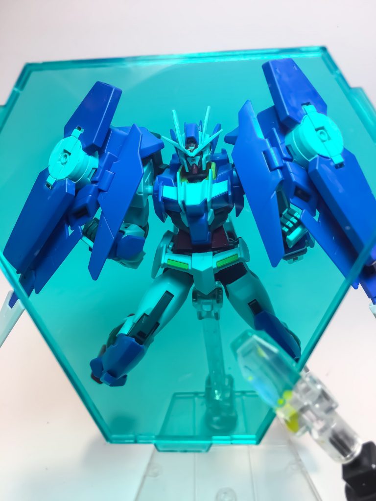 ## GNフィールド
両肩の太陽炉を前面に展開する事で使用可能
GNフィールド発生装置付きの太陽炉を制作し、使用している。
その分太陽炉部が大きくなっており、可動の妨げになる事もある。
太陽炉を変更した副産物として、スラスター機能が強化された
尚、太陽炉基部に接続されているスーパーGNソードⅡはスラスター兼射撃武装として配置されている。