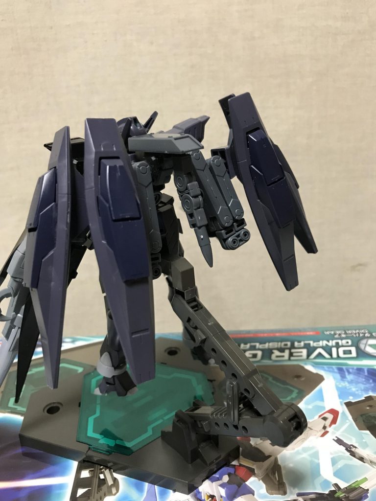 武装1
フレキシブルスラスター
アームによって自由に可動し前後左右、上下の移動に対し最適な位置に移動することにより機動性を高めた装備。
AMBAC可動肢としても機能します。
事前に機体の軌道を設定することにより、
スラスター全解放時にXラウンダーでも追い切れない速度で複雑な軌道を飛ぶことができる。