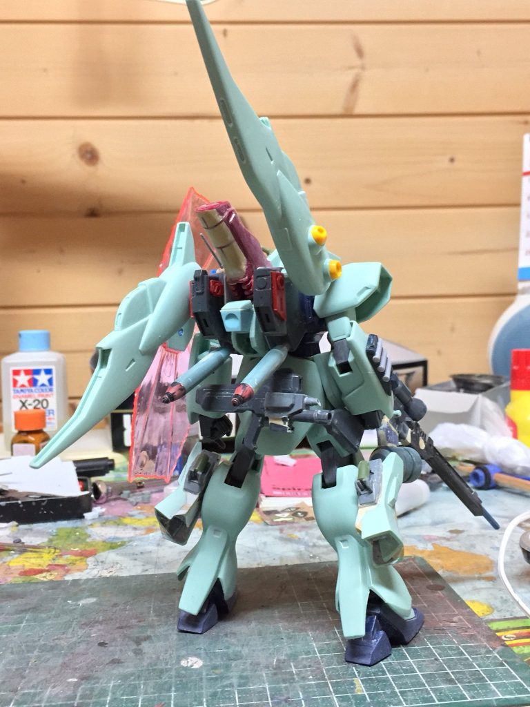 塗装前の後ろ姿。この後バーニアなどを取り付けています。バックパックはガンブラスターの物にジムⅡや量産型ガンキャノンなどの部品を取り付け、高機動っぽく仕立てています。プロペラントタンクはストライクバルキリーのビームキャノンの銃身を分割、バーニアで蓋をしてでっち上げ。