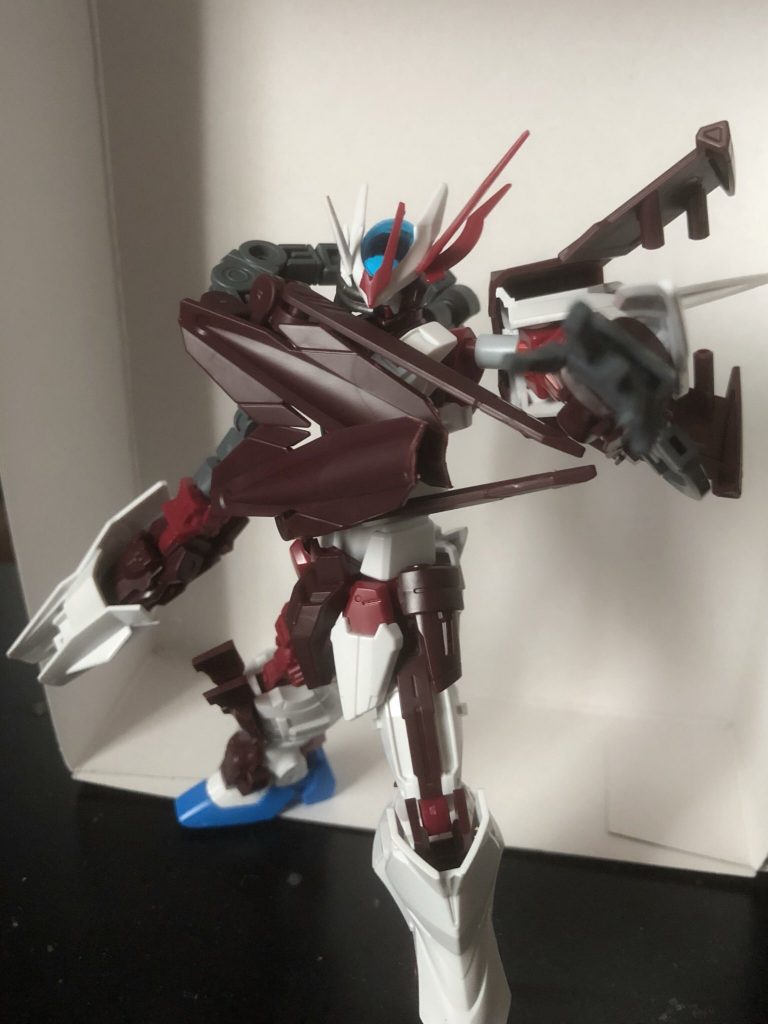 可動の邪魔になるノーネイムライフルのバインダーをバラして配置し直したもの。この段階ではまだ右腕もノーネイムのものでしたね。