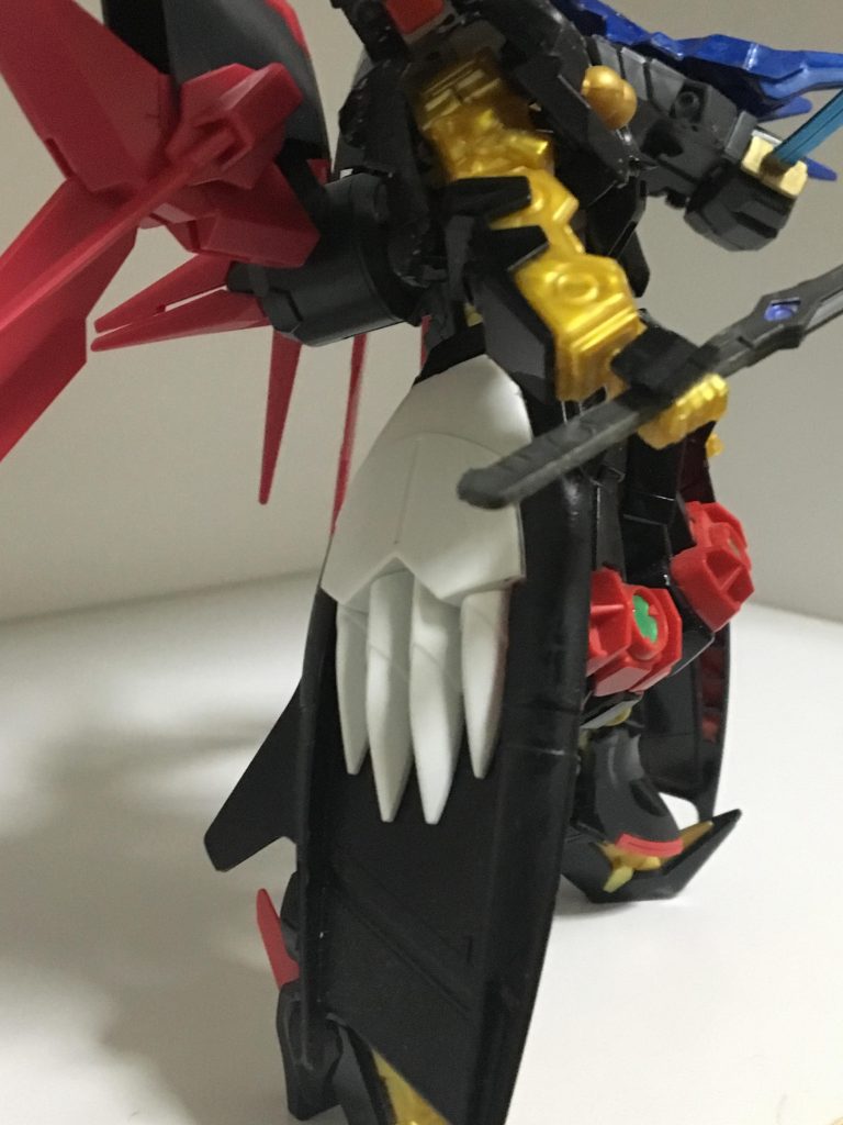 腰には遠距離攻撃用にファングを搭載。