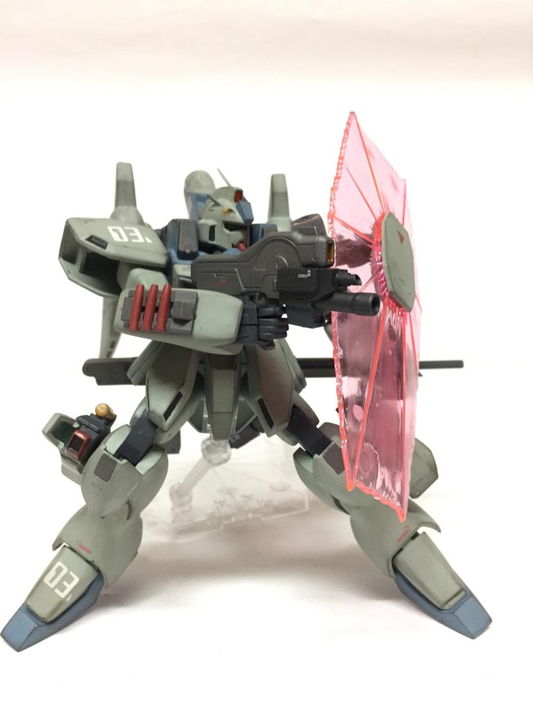 ビームシールドは下腕にあると、エフェクトパーツが肩に干渉して難儀でしたので、ザクウォーリアやジェスタなんかを参考に肩に移動。アームで動くようにしています。