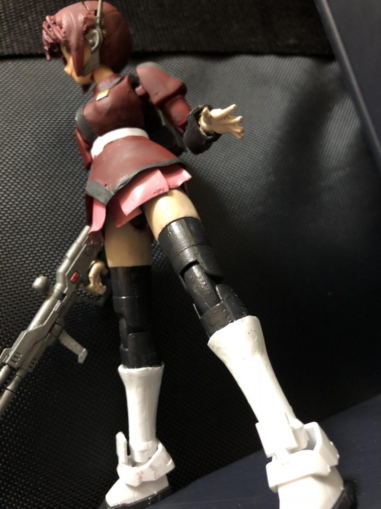 ozy「脚の部分だな。ここはそんなに改造していないが、ルナマリア感を出すのに非常に重要なのだ。ブーツにニーソ、ミニスカの黄金比率だからな。」
イザーク「隊長....。(´･ω･lll)」
アスラン「.....。」
ニコル「.....。」
ディアッカ「......。(俺はアンタについて行くぜ！隊長！！)」
ozy「最初そのまま組んで見たが、コレじゃない感が満載だった。何が違う！ 何故違う!? そうだ、ブーツだ！！という訳で、ふくらはぎ周りにパテを盛って、ブーツ感を表現したのだよ。そう、この感じ....。これは素晴らしい戦果だ。驚いたよ。」
ルナマリア「なんなのよ、この人。(´･ω･lll)」