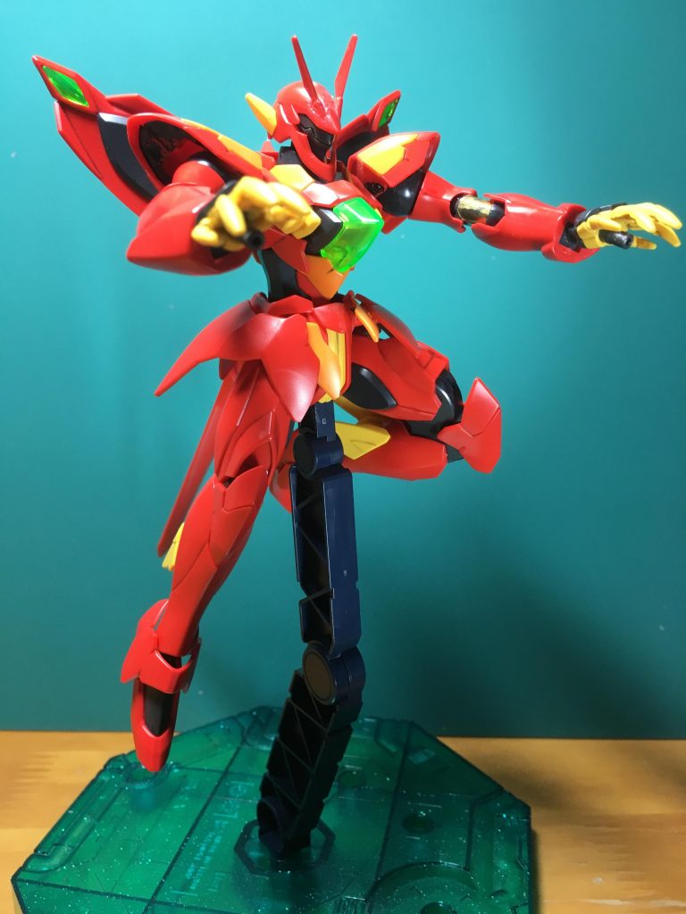 掌のビームバルカンは引き出したまま固定してあります。ビームサーベルを付けたい場合には必ず銃口を拡大すること。そのままでは取り付けられないですし、付けたら最後、軸がねじ切れます。僕はケンプファーのサーベルが1本お釈迦になりました。