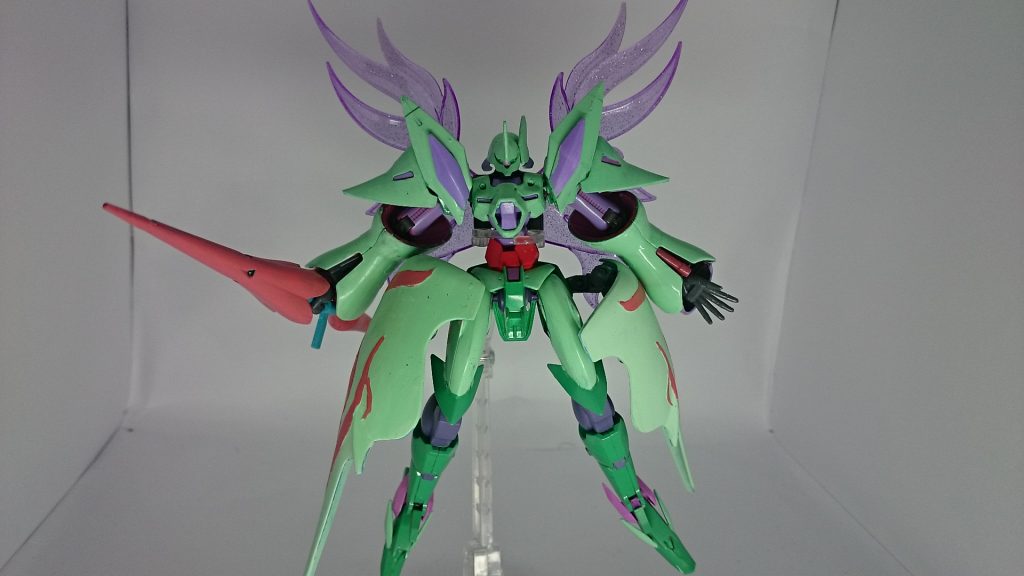 バックパックから紫炎の翼を放出するハイパーモード