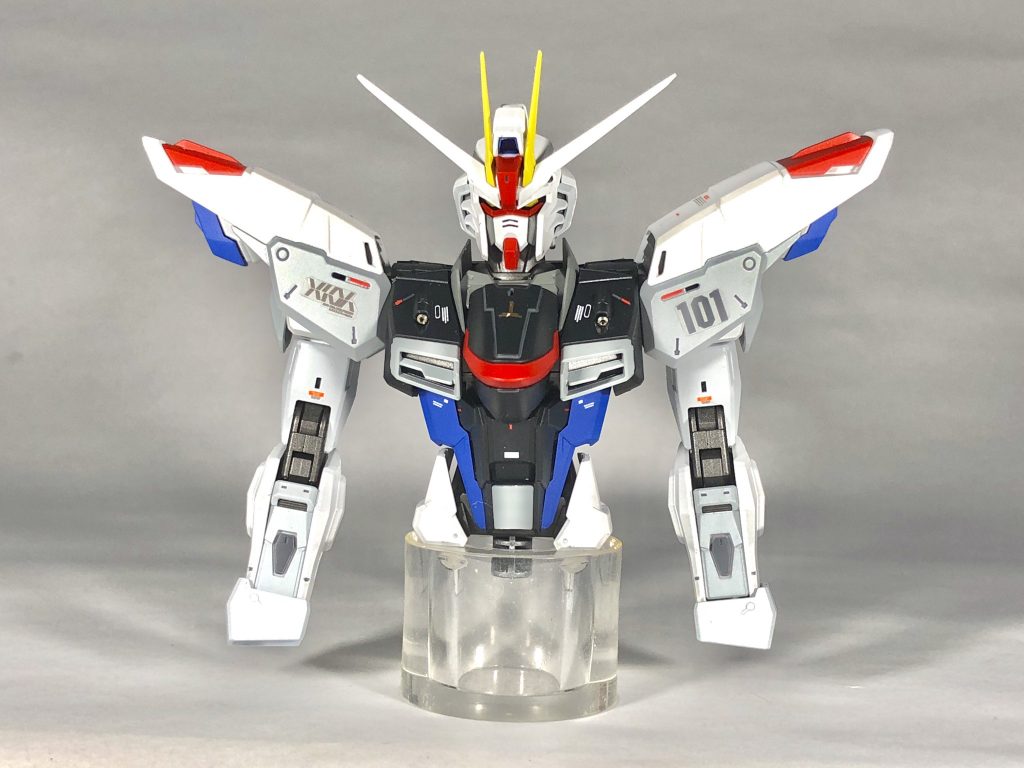 腰部は細すぎたので横幅増し。
アンテナも削り込みで若干短く。
胸部のピクウス2基はメタルパーツへ置換してます。